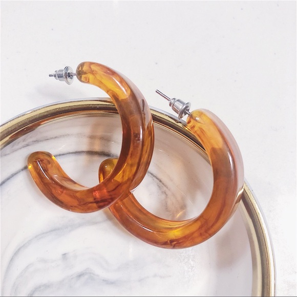 🆙Acrylic Resin Half Hoop Tortoise Earrings - Picture 2 of 4